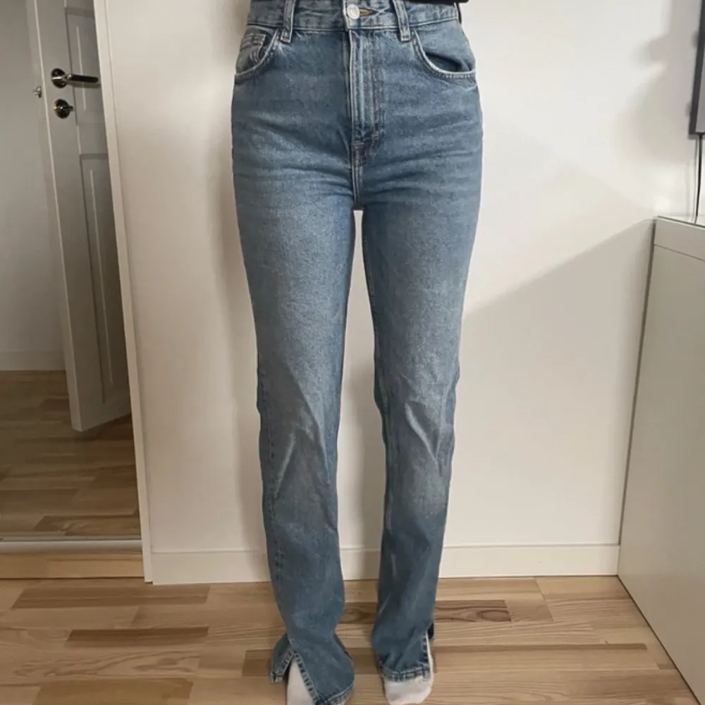 Jeans med slits från Pull&bear. Använd fåtal gånger. Är 174cm.💗. Jeans & Byxor.