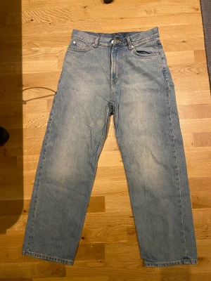 Weekday Galaxy Jeans - Storlek 29. Välanvända. Vid funderingar eller frågor, kontakta mig gärna :)