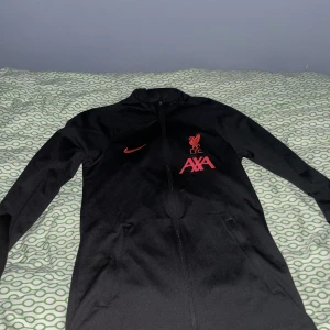 Fotbollströja - Hej säljer min Liverpool tröja i storlek xs använd ett par gånger!
