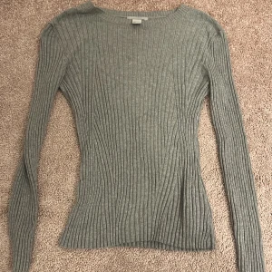 Grå ribbad tröja - Grå ribbad tröja från HM perfekt t hösten