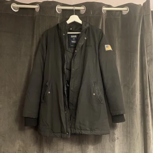 Jacka  - Svart Svea jacka. Lite sliten här och där men inte jätte synlig. Pris kan gå ner vid önskan. 