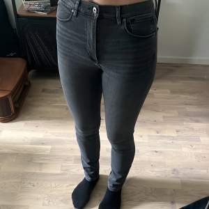 Skinnet high waisted svarta jeans liknade byxor med en utättad look. De har används men det finns knappt några tecken på användning. 