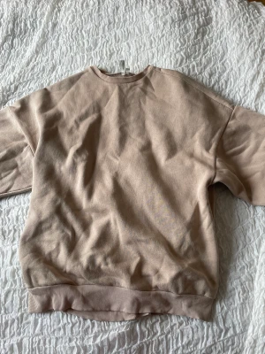 Sweatshirt  - Använd fåtal gånger. Passar folk som har XS till folk som har MEDIUM.