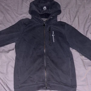 Sail racing tröja - Hej, säljer denna svarta sail racing tröjan i storlek 160, 7/10 skick, priset kan diskuteras 