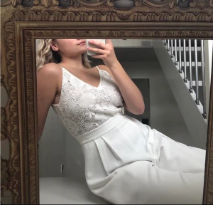 Vit spets jumpsuit  - Vit spets jumpsuit från &other stories. Använd en gång på min bal 2018. Nyskick. Original pris 1900kr. 