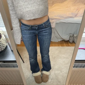 Wangler lågmidjade jeans - perfekta till allt! lågmidjade och bootcut!! älskar färgen till höst! inga defekter! passar någon som har stl 36! skriv om du har frågor!💕💋