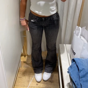 Snygga jeans - Ja säljer mina snygga gråsvarta jeans från Brandy Melville som inte kommit till användning, köpta i somras och tror inte de finns att köpa längre💘tryck inte på köp nu🌟