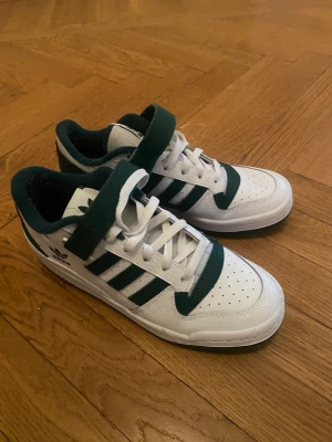 Adidas Forum Low Unisex - Adidas Originals  Forum Low green/white  Fräscha och väldigt fint skick.  Använd 2 ggr säljer pga lite för stora