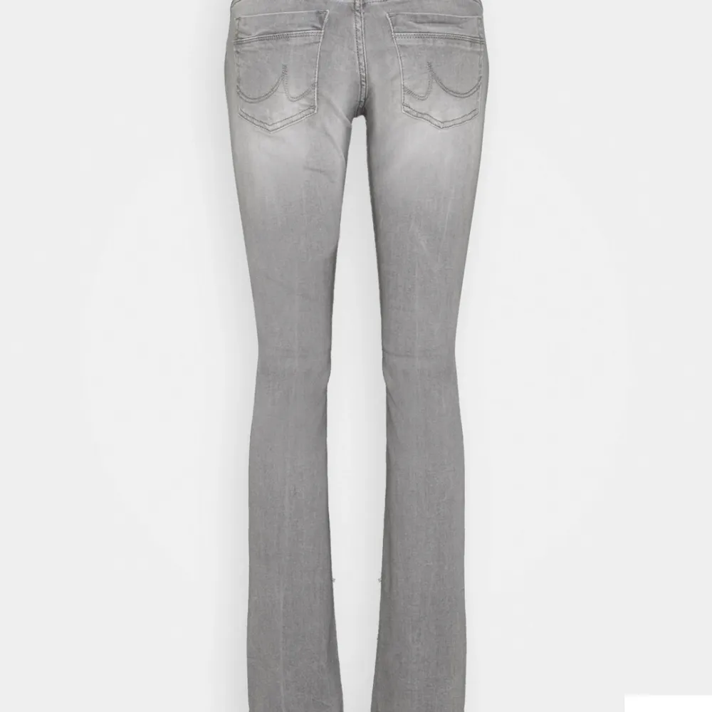 Säljer dessa jeans helt nya med prislapp på. Har ett par i storlek  27/36 och andra i 28/34. Priset är diskuterbart vill få sålt snabbt. Jeans & Byxor.