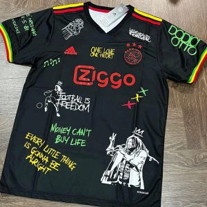 21/22 Ajax kit (bob Marley special edition)  - Riktigt fin tröja den passar med allt och alla färger och en perfekt julklapp till fotbollsälskare 