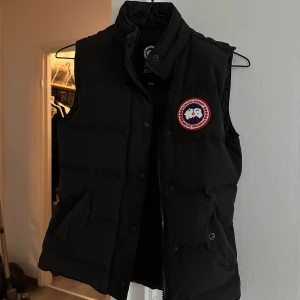 Freestyle Vest  - Köpt från johnells för ca 7000, jättesnygg men kommer inte till användning. Ser ut som ny!! Priset går attdiskutera vid snabb affär! (: 
