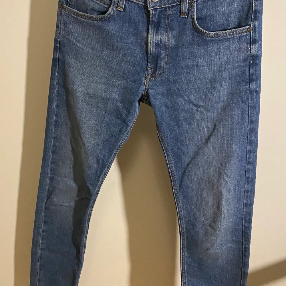 Tjena! Säljer nu ett par fina Jeans från märket Lee. Modellen är Luke och storlek W29 L32. Inte alls använda många gånger vilket man kan se på Lee märket på baksidan. Nypris på dessa var 1099kr. Har du några frågor är det bara att höra av dig! Mvh! . Jeans & Byxor.