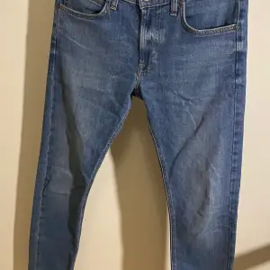 Tjena! Säljer nu ett par fina Jeans från märket Lee. Modellen är Luke och storlek W29 L32. Inte alls använda många gånger vilket man kan se på Lee märket på baksidan. Nypris på dessa var 1099kr. Har du några frågor är det bara att höra av dig! Mvh! 