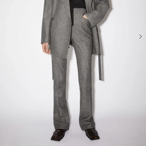 Acne kostym byxor - Säljer dessa kostym byxor sparsamt använda men komme ringde till användning längre därav säljer jag :)  Jag är 1.75