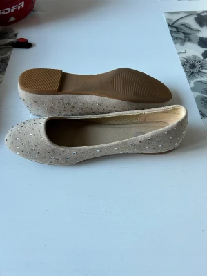 Ballerinaskor  - Knappt använda ballerinaskor. Beiga med lite strass i storlek 41. 