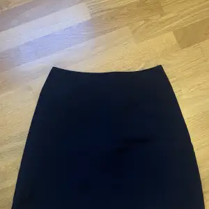 Köpte denna underbara mörkblå nästan svarta kjol från märket kookai på Vinted. Var tyvärr helt för liten för mig :( det står storlek 36 men jag skulle säga att den är en väldigt liten 36 eller en 34