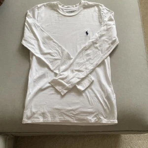 Ralph lauren vit tröja - Fin vit tunnare tröja/långärmad tshirt i storlek S. Använd någon gång bara. 😊