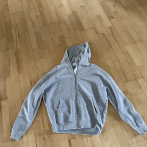 Oversized hoodie från new yorker - Har knappt använt den Är ganska liten i storleken, så den passar för både m och s