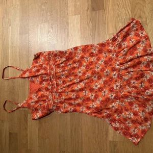 Blommig klänning  - Fin blommig klänning med volanger Endast använd en handfull gånger så i nyskick