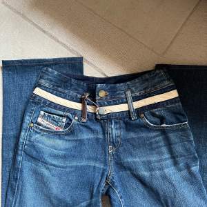 Vintage jeans från Diesel med coola detaljer. 34 midjemått. 74 innerben. Jag är 162. Står W31L34.