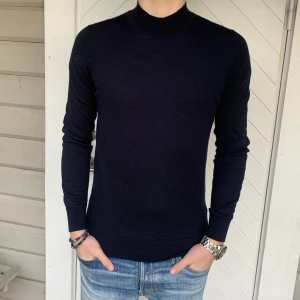 Massimo Dutti Crewneck - Säljer nu min jättesnygga Massimo Dutti Crewneck i merino ull🐑 Modellen på bilden är 1,80 och väger 65kg. Den är i nyskick och använd 2-3 gånger!! Hör av er vid minsta fundering🤝🤝