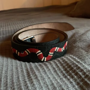 Gucci bälte - Äkta, Gucci bälte, 110cm långt, finns hål så att den passar mindre också. 