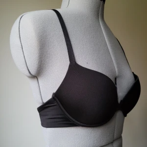 Svart oanvänd bygel-bh - Oanvänd, endast provad enkel svart bygel-bh i halvmatt/lite glansigt tyg med lite vaddering.