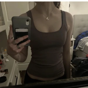 Träningslinne  - Jättesnyggt Träningslinne från aimn. Köpt för ca två år sedan men nästan aldrig använd. Passar S och XS. Köpt för 400 