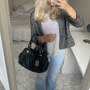 Trekvartsärmad jacka/kofta - Säljer denna trekvartsärmade jacka, fungerar även att ha som inomhus kofta. Har du någon fråga är det bara att höra av dig🫶🏻