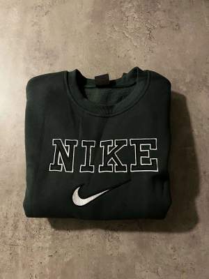 Långärmad Nike tröja med högkvalitativt mjuk bomullsmaterial. Passar till allt, träning, slöa hemma eller ut på stan. 