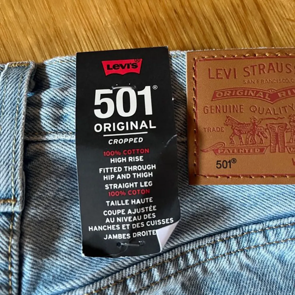 Säljer dessa extremt snygga Levis jeans eftersom jag köpte för liten storlek så därav har dom aldrig blivit använda, prislapp sitter kvar. Modell 501 straight leg.. Jeans & Byxor.