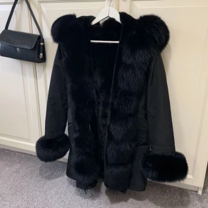Pälsjacka  - Hej! Säljer denna super snygga vinterjackan i äkta päls då den inte kommit till användning. Den är som helt ny och är i storlek M, äkta räv päls. Skriv om du är intresserad! Kan mötas upp i Stockholm och endast Swish eller kontanter funkar bra! 🌸