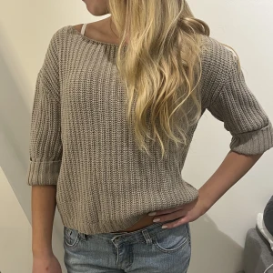 Stickad tröja✨✨ - Superfin stickad trekvartsärmad tröja! Med snörning bak. Brun/beige!