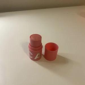 Blushstick - Caias blushstick i färgen berry smoothie som endast är testad, men säljer då jag inte är en ”blush-tjej”. 