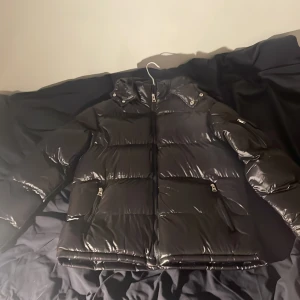 Vinter jacka  - Säljer en skit snygg vinter jacka från märket brave soul i strolek M. Jackan är helt ny och oanvänd, säljer pga den pasar inte och glömde skika tilbaka.