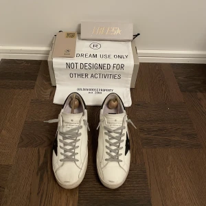Golden Goose skor - Tja, säljer nu mina snygga golden goose skor. Använda 2-3 gånger men fortfarande i mycket bra skick, 9,5/10. Storlek 43. Priset kan diskuteras! Kan acceptera byten! Hör av er vid några funderingar eller annat. Självklart äkta🤝