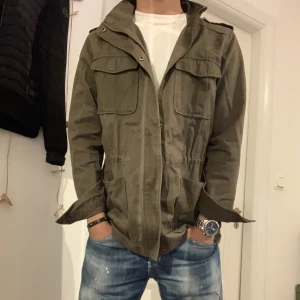 Field jacket - Mörk Grön Field jacket i storlek S/M, bra skick. Kontakta gärna om ni har några frågor eller funderingar gällande plagg eller pris