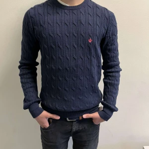 Morris tröja  - Kabelstickad tröja ifrån Morris som håller värmen bra inför hösten . Tröjan har inga defekter eller skador . han på bilden är 166cm. Skriv till mig för minsta lilla /Alex 🍁🍂