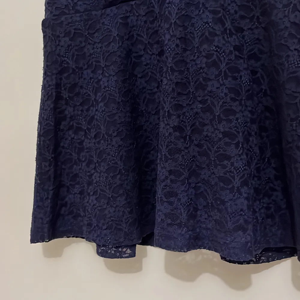 Blå blus med en lila ton från Bubbleroom i Strl S. Blusen har ett blommigt mönster och volanger nedtill. . Blusar.