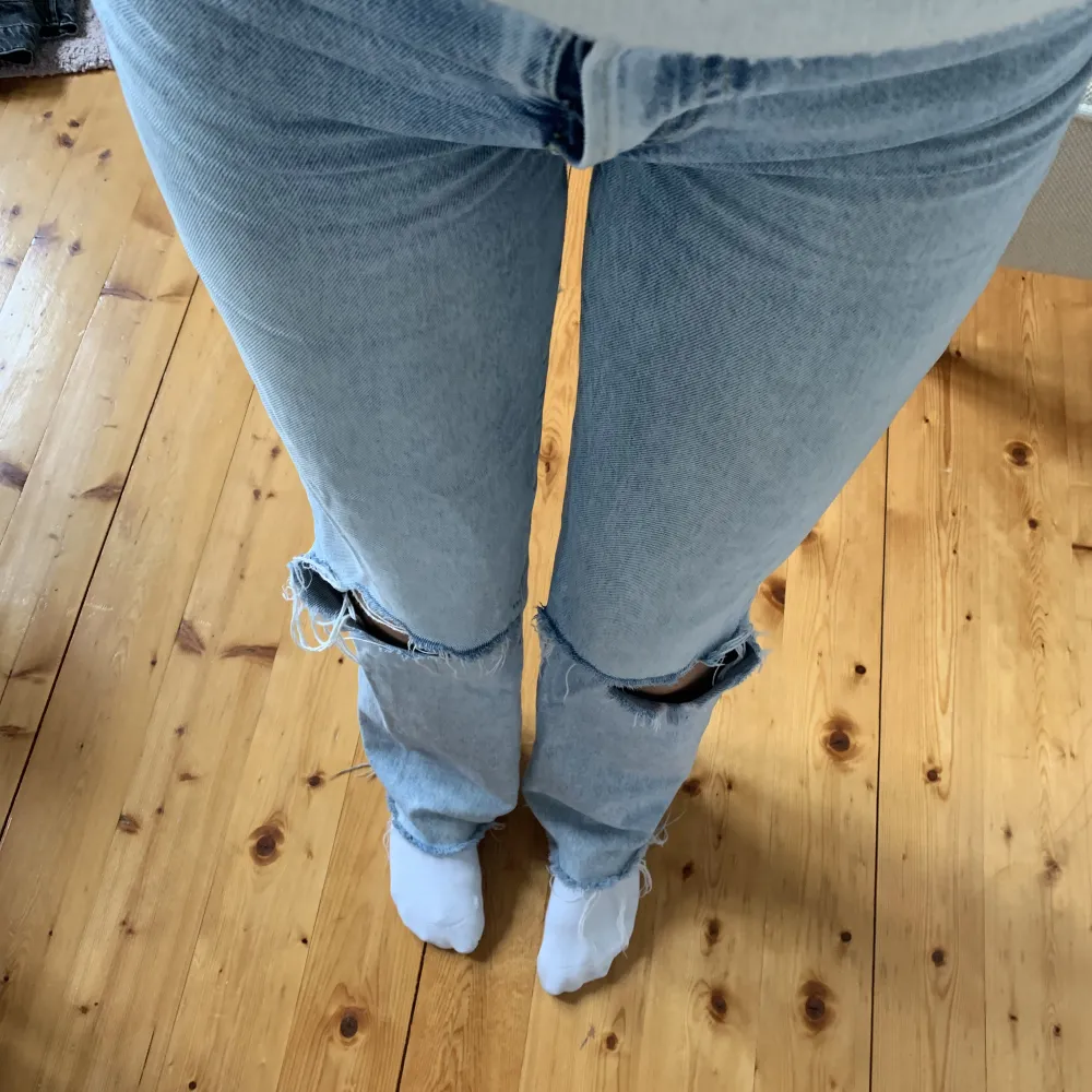 Jättesnygga ljusblå jeans i midjestorlek 26 från Never Denim med hål vid knäna. Sitter PERFEKT. . Jeans & Byxor.