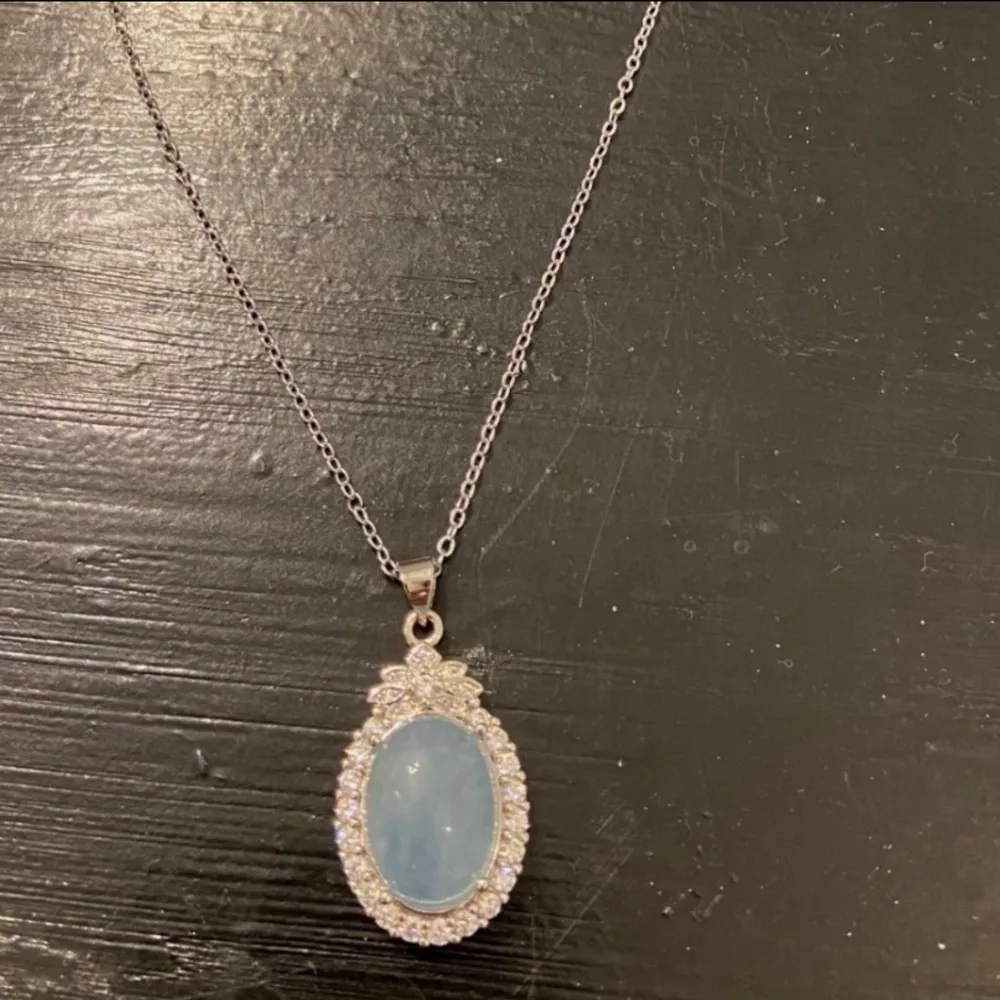 Used a few times, not my daily style. No obvious used sign. 925 silver necklace. Real Sea Blue Nature Gemstone . More charming in reality than picture. Accessoarer.
