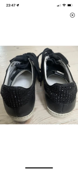 Skor - Säljer dessa skor ja köpte på Plick då det var för stora. Storleken är 39💗