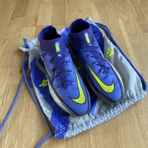 Fotbollsskor Nike Phantom GT2 - Fotbollsskor Nike Phantom GT2 Dynamic fit Elite fg  Storlek 45  Mycket fint skick.  Nypris 3000 kr.