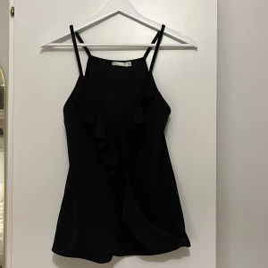 Blus från NLY Trend Strl S - Svart blus med volanger från NLY Trend i Strl S. 