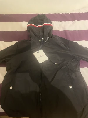 Moncler vindjacka  - Säljer oanvänd moncler jacka 
