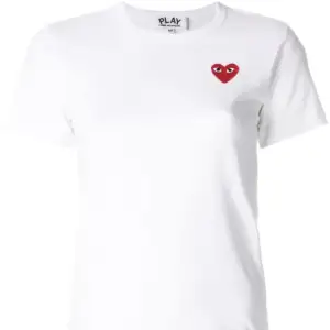 säljer min fina Comme Des Garçons t-shirt efter som att den inte kommer till användning, knappt använd bara testad. Skriv för fler bilder!!  Nypris 1100