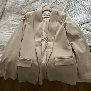 Blazer - Blazer från NAKD. Färgen är ljus beige/gräddvit. Använd 1 gång. 120kr.🛍️💖
