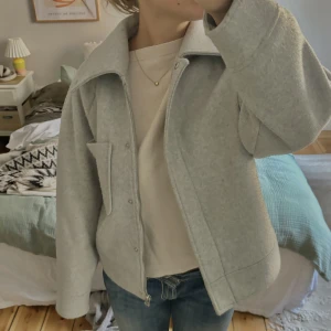 Jacka NAKD - Säljer denna superfina och trendiga jacka från NAKD! Ljusgrå i storlek 36💓 den är lite nopprig därav priset men annars i  fint skick!