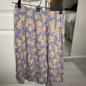 Långkjol  - Går till mitten på smalbenen på mig som är 160, passar xs-m typ ❤️