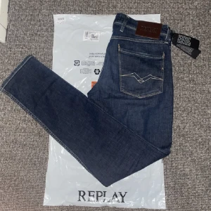 Replay anabass  - Tja nu säljer jag ett par as feta Replay jeans helt sprillans. Nypris 1899, köp av mig för endast 899. (Slim fit) Storlek 31/34. För dig som vill grischa nu under vintern är detta ett perfekt tillfälle att kamma hem ett par jeans till din garderob!🤝❤️
